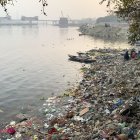 Nueva Delhi.- El hedor de las oscuras aguas del Yamuna, el principal rio de Nueva Delhi, aleja a la gente de sus orillas. Los niveles de amoniaco están en uno de sus picos, provocando una crisis en las plantas de tratamiento y el corte de suministro de agua a más de un tercio de la población de la capital india. EFE/Mikaela Viqueira