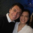Hernán Mendoza junto a su hermana.