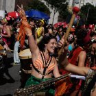 AME7887. SAO PAULO (BRASIL), 10/02/2024.- Un grupo de juerguistas desfila con la comparsa callejera "Fanfarra Manada" hoy, en el centro de la ciudad de São Paulo (Brasil). EFE/ Isaac Fontana