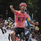 El festejo de Richard Carapaz tras ganar la etapa reina del Tour Colombia.