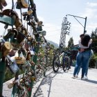 Cientos de enamorados llegan hasta el mirador de Guápulo, en el nororiente de Quito, para ‘sellar’ su amor. Colocan un candado en la reja del lugar y luego se deshacen de la llave.