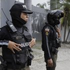 Policías y militares recorren el territorio nacional.