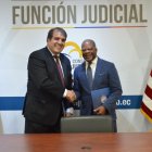 El presidente de la Judicatura, Álvaro Román, y el subsecretario Todd Robinson.