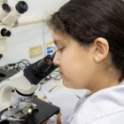 Una niña utiliza un microscopio en uno de los semilleros que cada año impulsa la Espol a través de programas como el Parque Ajá.