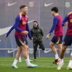 BARCELONA, 10/02/2024.- El entrenador del FC Barcelona, Xavi Hernández durante el entrenamiento del equipo en la ciudad deportiva Joan Gamper este sábado para preparar su enfrentamiento liguero contra el Granada FC. EFE/Alejandro García