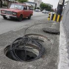 2 alcantarillas sin tapa y cables expuestos se encuentran en el parterre central que divide los carriles de la Av. de Las Américas cerca de la parada de la metrovía Aviación Civil Oeste dirección norte-sur antes de subir el puente que desemboca por el Colegio Simón Bolívar. Agencia (Ag-extra)