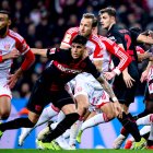 El tricolor Piero Hincapié (i) estuvo sólido en la defensa del Leverkusen ante el Bayern Múnich.
