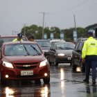 Autoridades realizan controles sobre todo en los peajes.