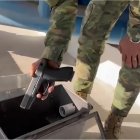 En la cárcel de Cotopaxi, los militares hallaron un arma dentro de un reflector de luz de la prisión.