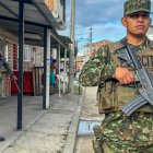Fotografía cedida por el Ejército de Colombia que muestra soldados durante una labor de patrullaje hoy, en Tuluá, Valle del Cauca (Colombia).