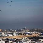Gaza (---), 08/02/2024.- Kites fly over the Rafah refugee camp for internally displaced Palestinians at the Gaza border with Egypt, southern Gaza Strip, 08 February 2024. Since 07 October 2023, up to 1.9 million people, or more than 85 percent of the population, have been displaced throughout the Gaza Strip, some more than once, according to the United Nations Relief and Works Agency for Palestine Refugees in the Near East (UNRWA), which added that most civilians in Gaza are in "desperate need of humanitarian assistance and protection". (Egipto) EFE/EPA/HAITHAM IMAD