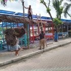Los dueños cambiaron los techos de los locales para el feriado.