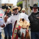 En Guaranda hubo desfiles con música y juegos con agua y harina en las calles.
