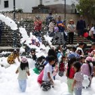 Los niños disfrutaron de la espuma carnavalera en la plaza.