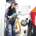Gasolinera. En Guayaquil, una empleada pone gasolina a un carro.