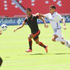 El zaguero argentino Andrés Zanini (d) durante el juego amistoso ante Técnico Universitario.