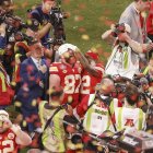 Jugadores del Kansas City Chiefs celebrando el campeonato.