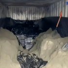 Un can antinarcóticos halló el rastro de la cocaína, que estaba enterrada en el concentrado de mineral.