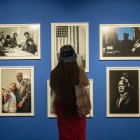 Una mujer observa fotografías de Godon Paks, perteneciente a la colección de arte de la cantante Alicia Keys y su marido el productor Swizz Beatz, titulada "Giants" ("Gigantes"), hoy, en el Museo de Brooklyn en Nueva York (Estados Unidos). EFE/ Ángel Colmenares