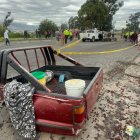 Producto del choque, una parte de la camioneta quedó destrozada sobre la calzada