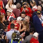 Le da un gran beso aTravis Kelce.