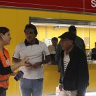 En las 15 estaciones se encuentran los funcionarios que llevan un chaleco naranja. Ellos se encargan de vigilar la seguridad operacional y garantizar la buena experiencia de los usuarios