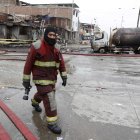 Un elemento de Bomberos de Lima recorre una zona urbana afectada por una emergencia.