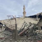 Destrozos en la mezquita de Al Hudda, en Rafah, este lunes 12 de febrero de 2024. Unas 164 personas murieron y otras 200 resultaron heridas por ataques israelíes en varios puntos de Gaza durante las últimas 24 horas.