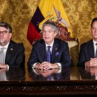 El exsecretario Corral junto al expresidente Guillermo Lasso en el anuncio de la muerte cruzada.