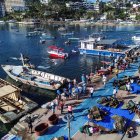 Varias personas participan en una actividad de recolección de basuras este domingo 11 de febrero de 2024, en Acapulco, en el estado de Guerrero (México).