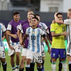 Los albicelestes y su festejo tras ganar por 1-0 a Brasil y clasificar a París 2024.
