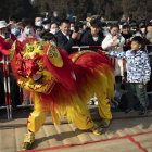 Beijing.- Un grupo de personas ven un desfile en China.