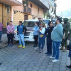El equipo de la Defensoría del Pueblo con habitantes de Urcuquí.