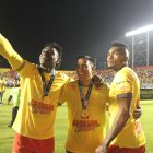 Roberto Ordóñez (i) fue campeón con Aucas en 2022. En la celebración estuvo con el entrenador César Farías (c), quien hizo que regrese al equipo principal del Papá.