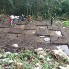Amazonía. Un grupo de arqueólogos observa la zona de excavaciones en un lugar de exploración.