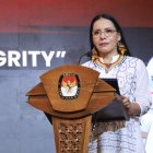 La presidenta del Consejo Nacional Electoral, Diana Atamaint, interviniendo como ponente.