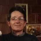 Raúl Carpio mide 1,60 metros. Es de tez blanca, ojos cafés, tiene cabello corto y negro.