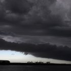 Un avión espera mientras las nubes de tormenta pasan sobre Botany Bay en Sydney, Australia, el 13 de febrero de 2024.