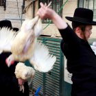 Un judío ultraortodoxo efectúa una parte del ritual "Kaparot" con un pollo vivo en el barrio de Mea Shearim en Jerusalén, Israel, antes del inicio de la fiesta judía del Yom Kipur (o Día del Perdón).
