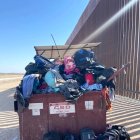 Fotografía fechada en junio de 2022 cedida por la Unión Estadounidense de Libertades Civiles (ACLU) donde se muestra un contenedor con pertenencias personales confiscadas a migrantes cerca de Yuma, Arizona.
