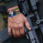 La mano de un guerrillero de la disidencia de las FARC sosteniendo un fusil en Casa Roja (Colombia).