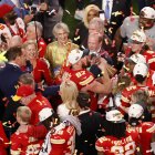 El jugador de los Kansas City Chiefs, Travis Kelce (c) levanta el trofeo de campeón tras la victoria de su equipo ante los San Fransisco 49ers durante la Super Bowl.