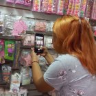 Venta. Tatiana Toapanta tiene un negocio de bisuterías, pero también promociona su negocio por Internet.