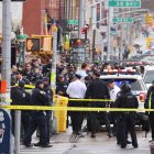 Funcionarios de la policía y del departamento de bomberos trabajan en la escena de un tiroteo en el metro de la ciudad de Nueva York.