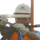 Labor.- Un trabajador realiza un conexión.