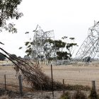 Miles de hogares y empresas siguen sin electricidad en Victoria después de que las tormentas derribaran las torres de transmisión tras un día de altas temperaturas.