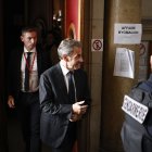 El ex presidente francés Nicolas Sarozy (Centro) abandona el juzgado tras ser condenado.