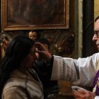 Los devotos católicos acudieron a las iglesias de Quito para recibir la imposición de la cruz, por el Miércoles de Ceniza.