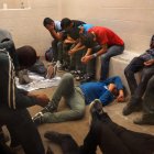Vista de inmigrantes que han cruzado ilegalmente la frontera, detenidos para ser procesados dentro de una estación de la Patrulla Fronteriza de McAllen, Texas (EEUU).