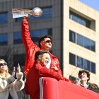 Patrick Mahomes llevó el trofeo Vince Lombardi durante el desfile de los campeones del Super Bowl.